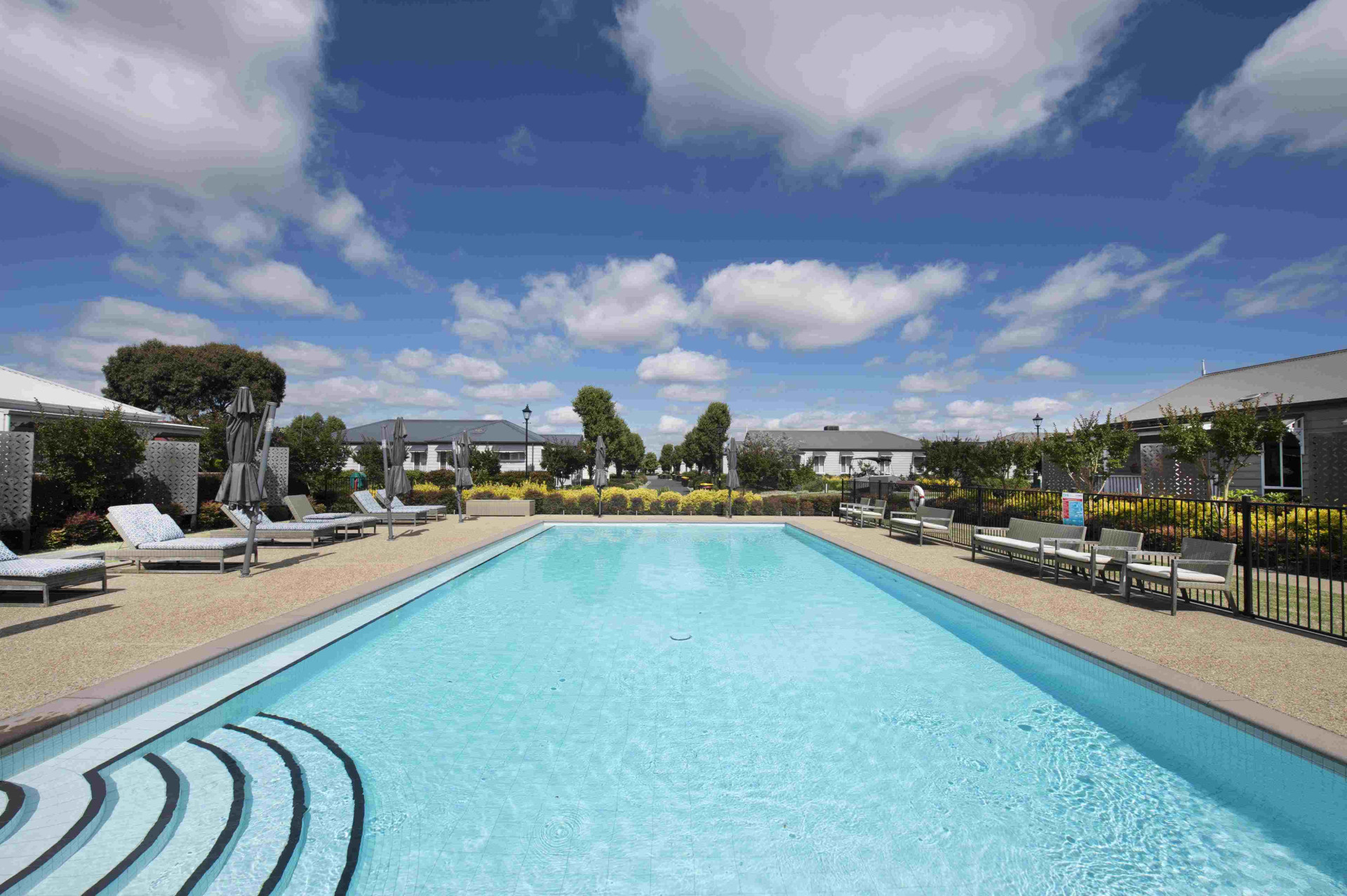 LSH Outdoor pool min