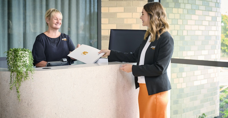 Lifestyles Day1 358 Low Res Max and Liv at reception