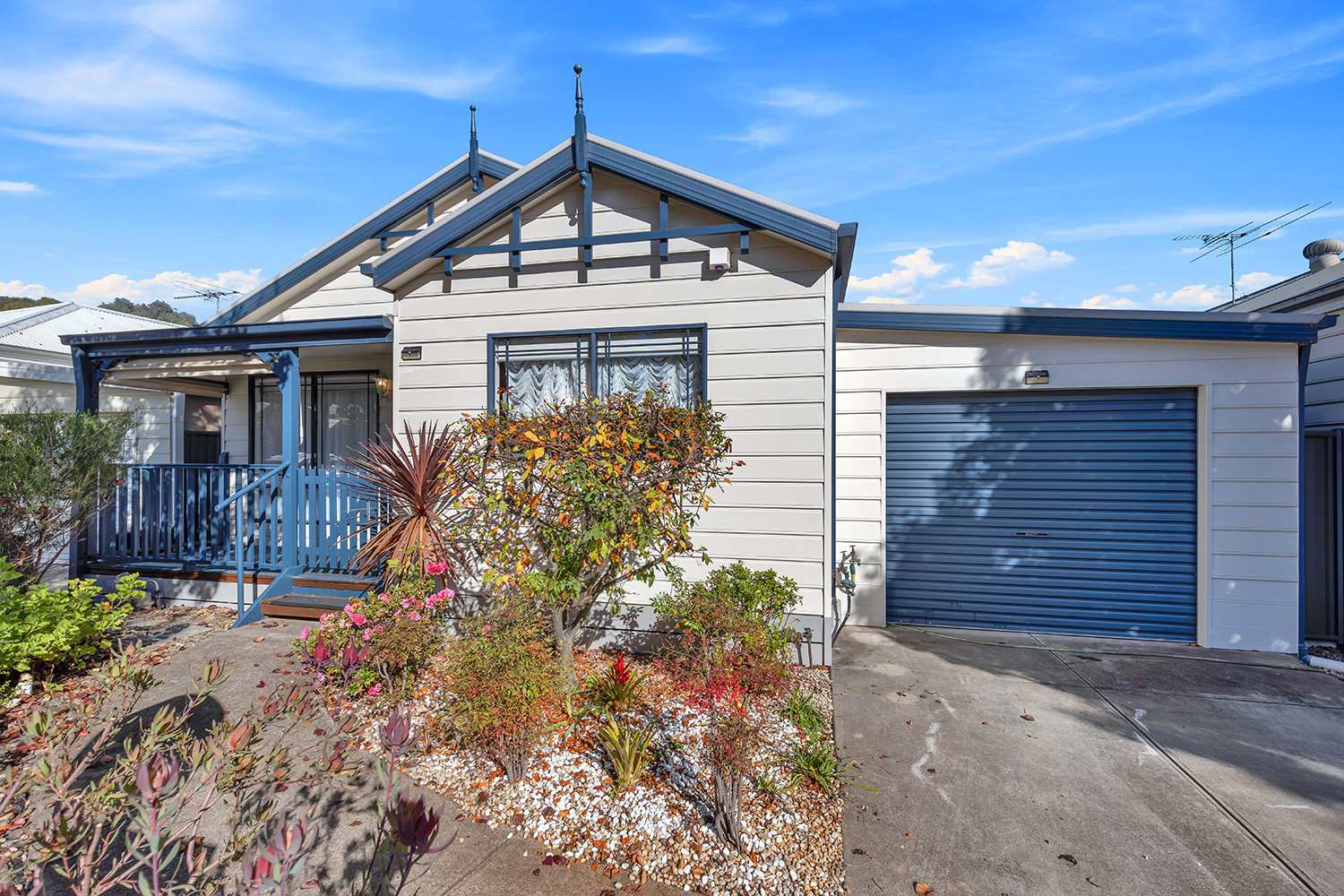 4 LB085 Frontof House