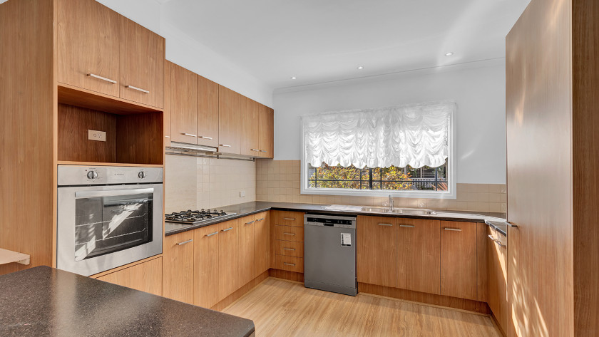 3 LB085 Kitchen