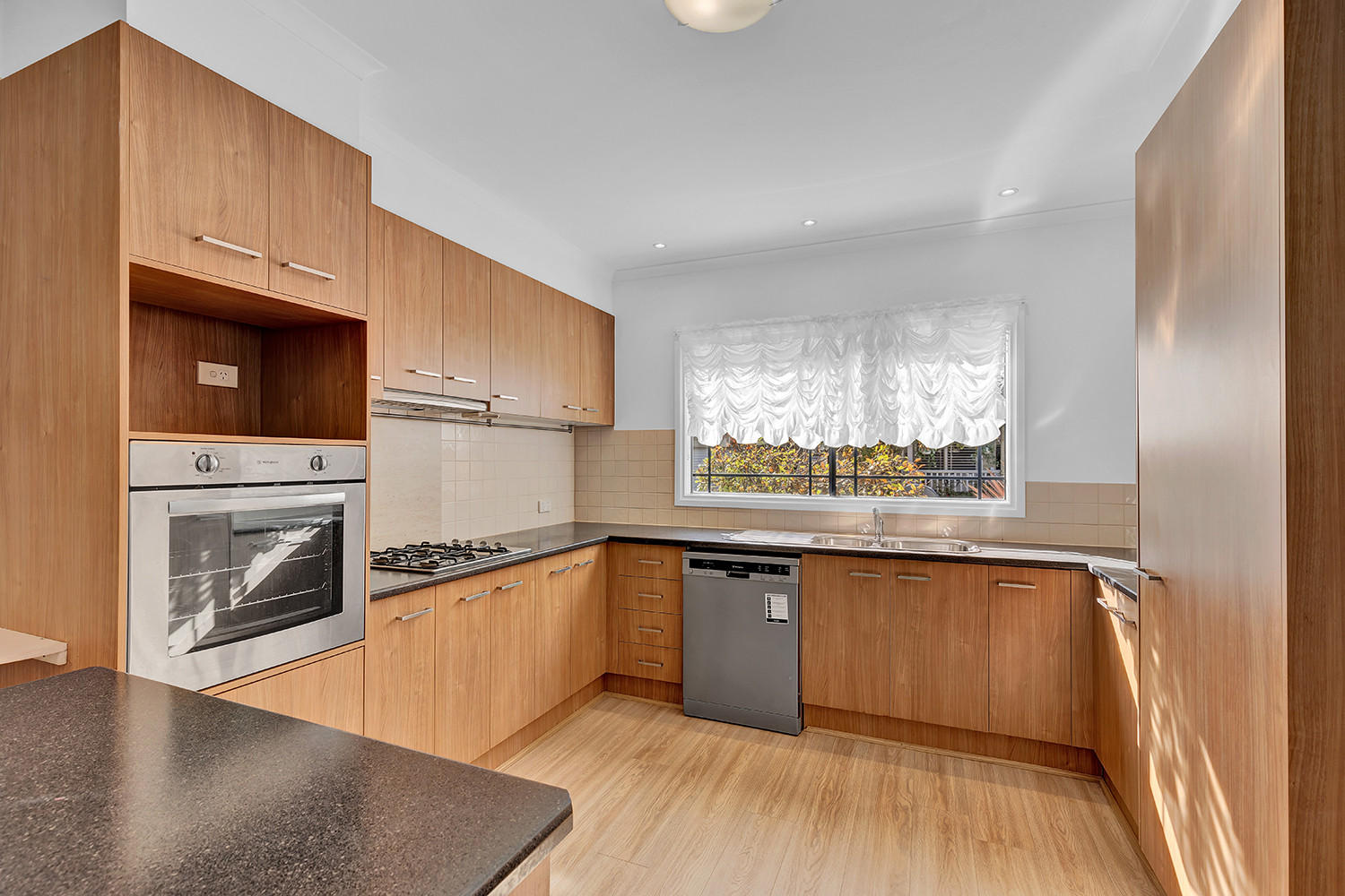 3 LB085 Kitchen