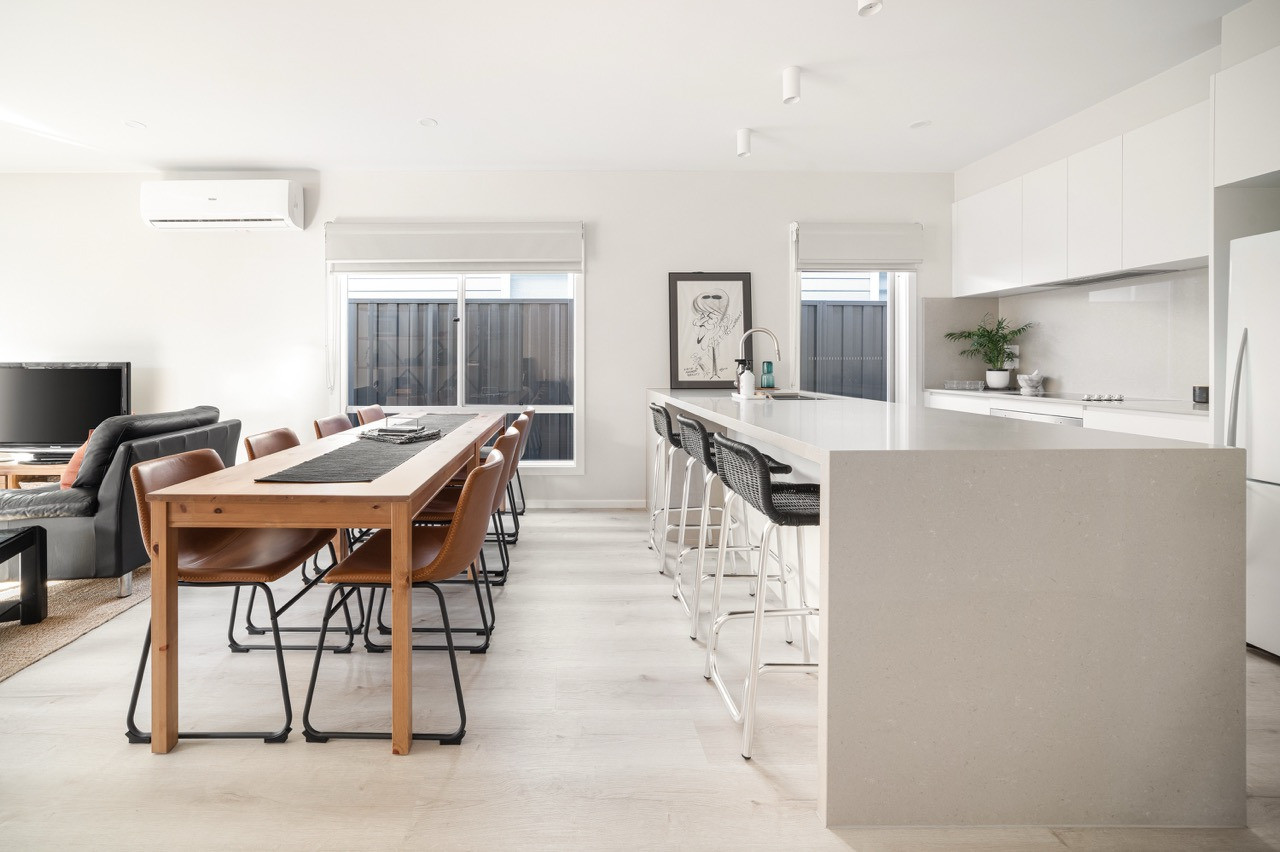 1 LRF153 Diningroomhero