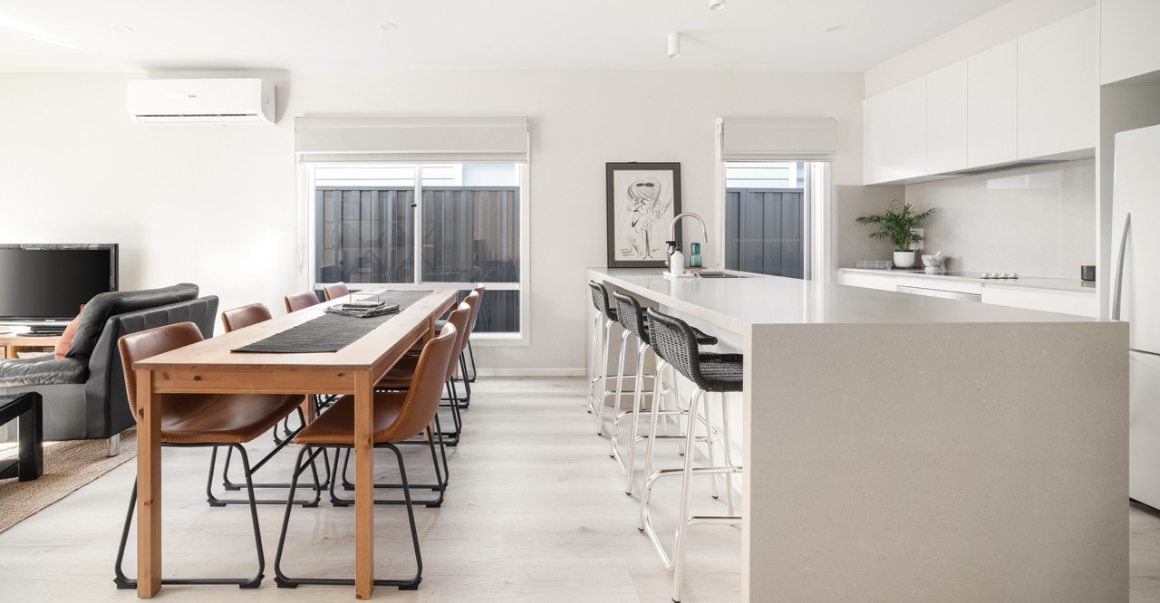 1 LRF153 Diningroomhero