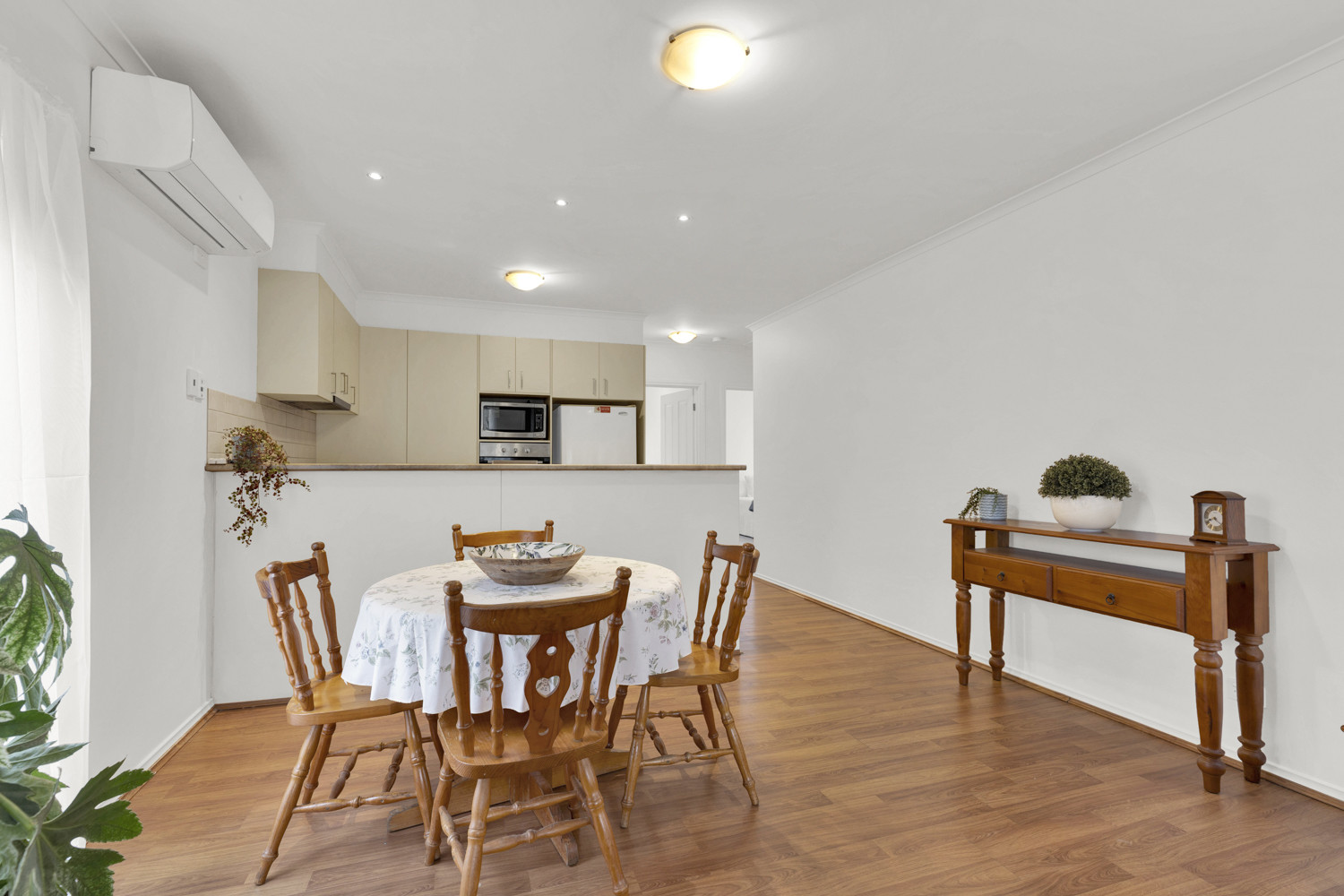 2 LS058 Diningroom