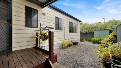 3 LB033 Sideyard