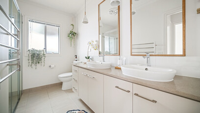 6 LBW122 Bathroom