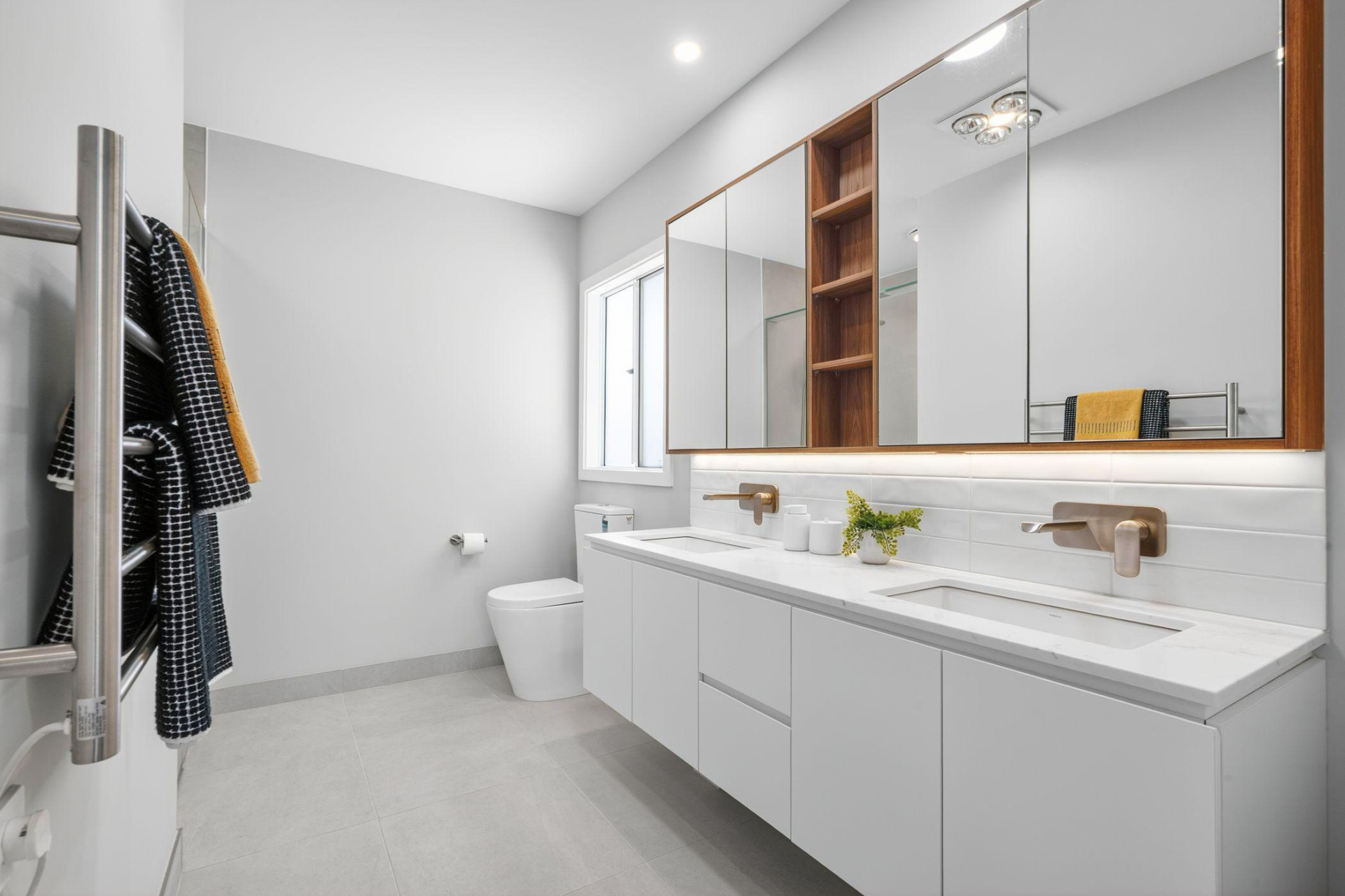 5 LBE155 Bathroom
