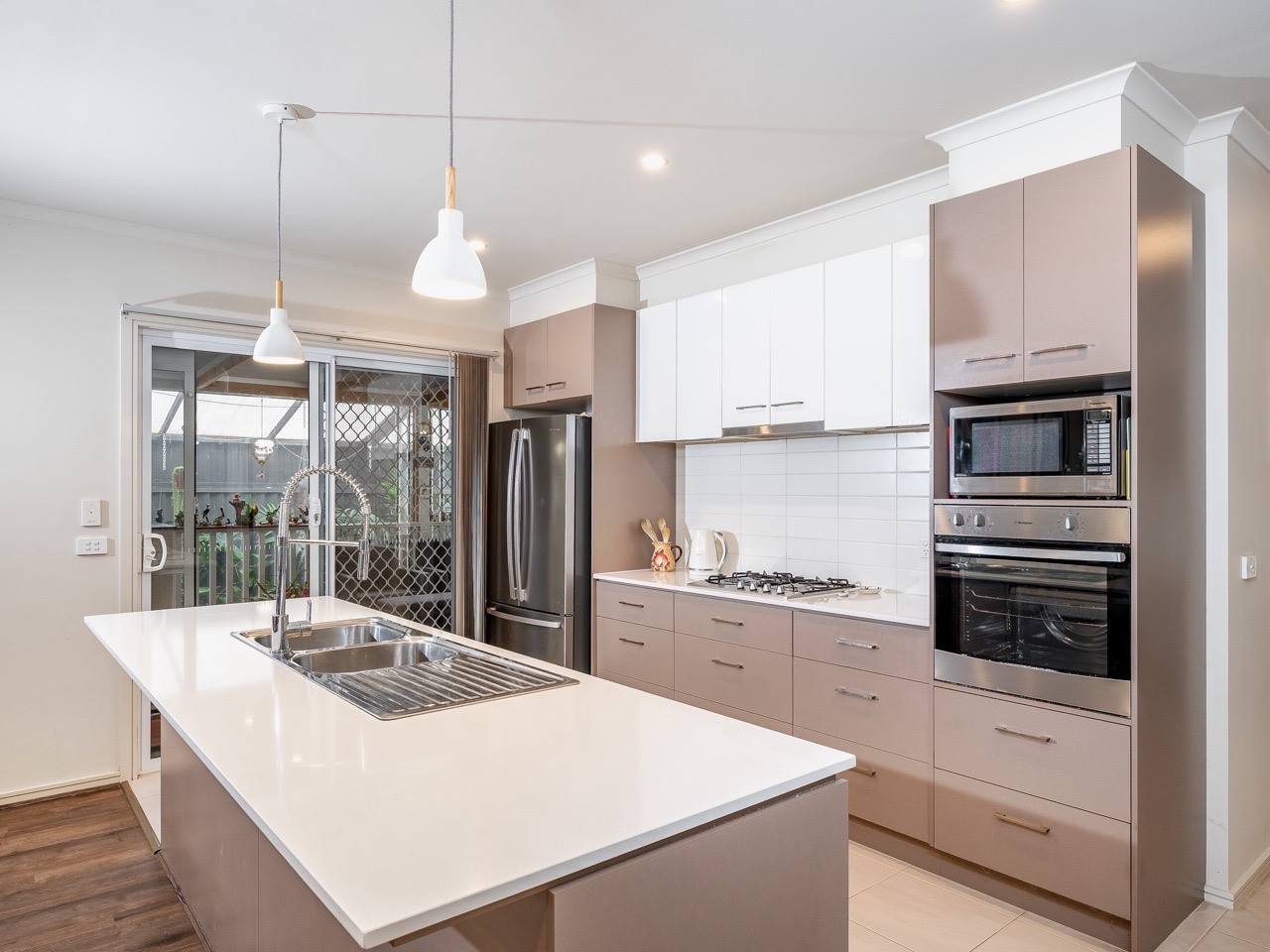 1 LSH 249 Kitchen Hero