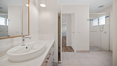 6 LBW118bathroom